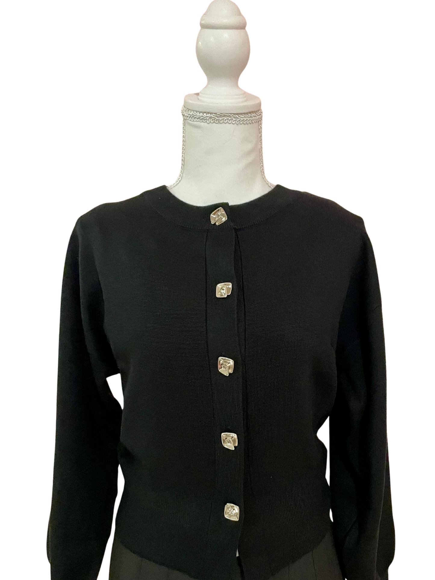 Cardigan Negro con Botones de Flor