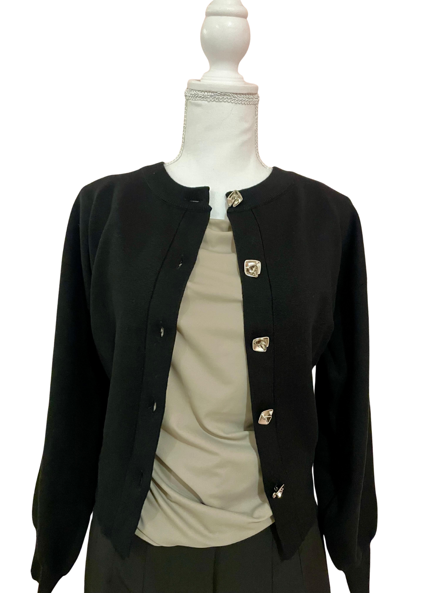 Cardigan Negro con Botones de Flor