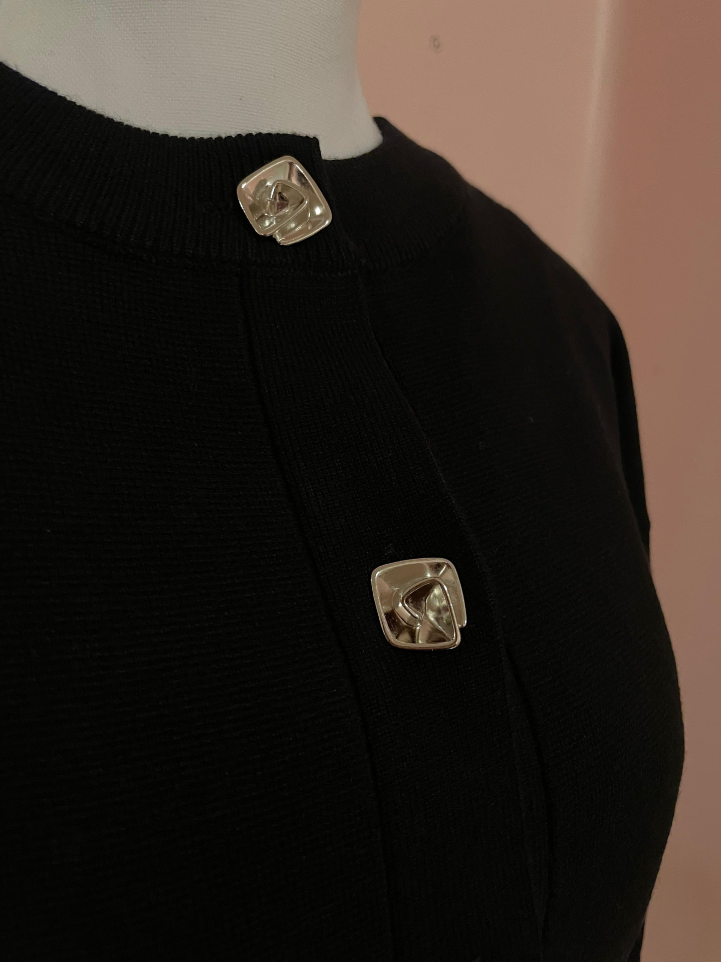 Cardigan Negro con Botones de Flor