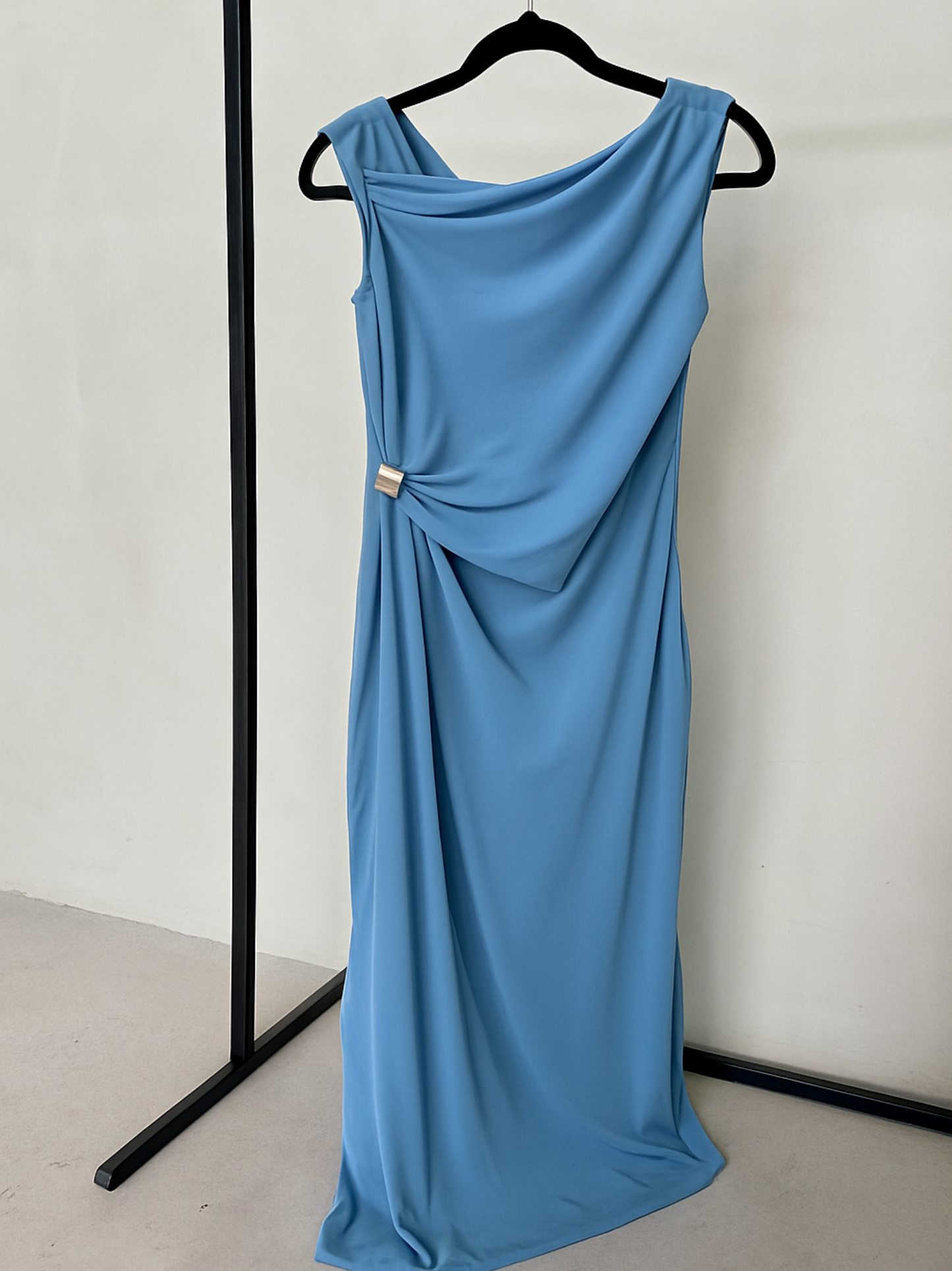 Vestido Midi Asimétrico con Detalle Fruncido