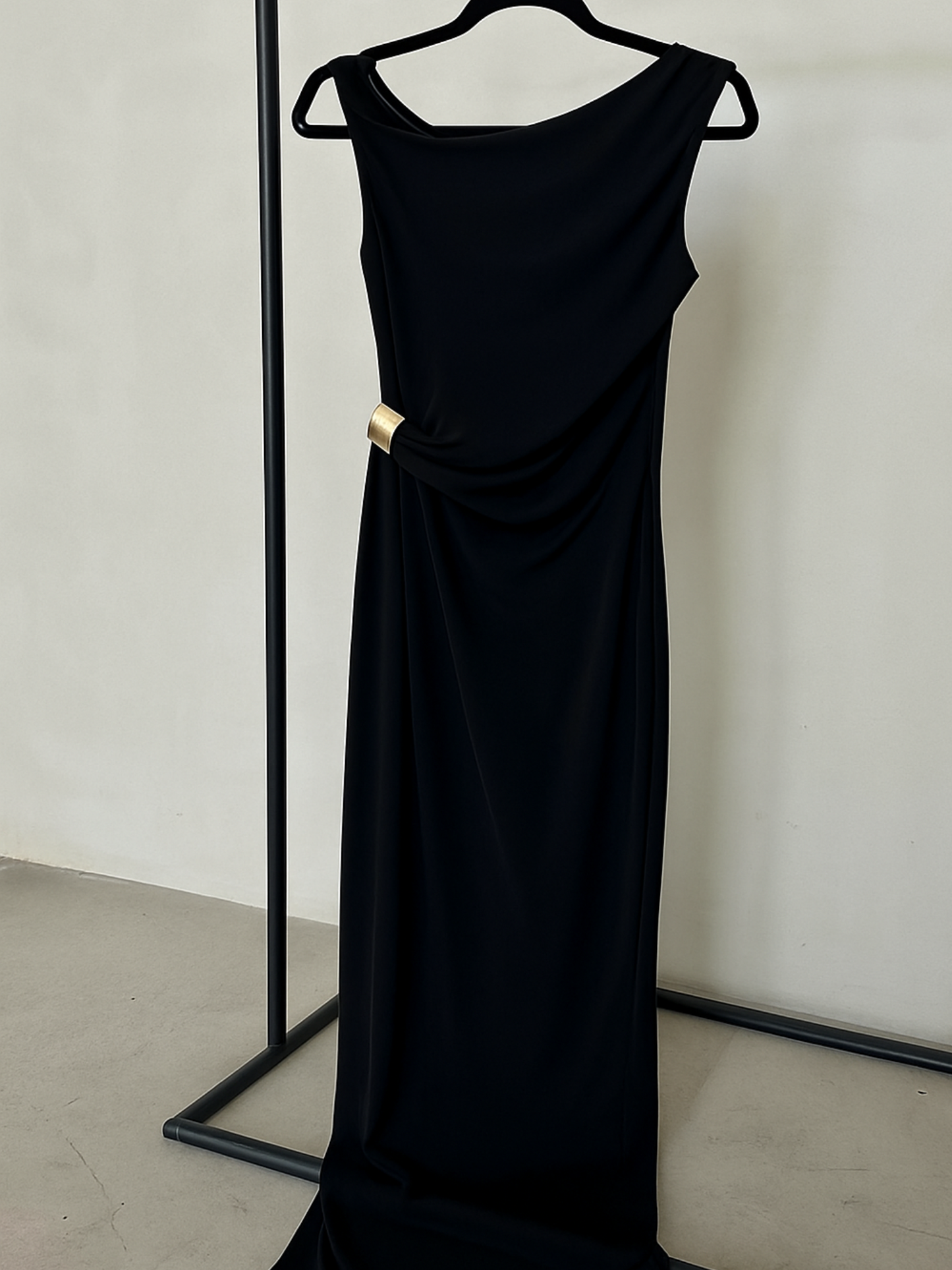 Vestido Midi Asimétrico con Detalle Fruncido